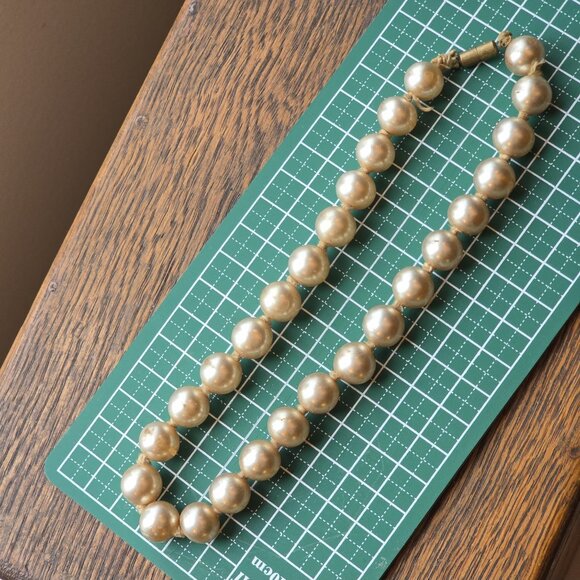 Vintage 1940s "South Sea" faux pearl choker. - Picture 5 of 7